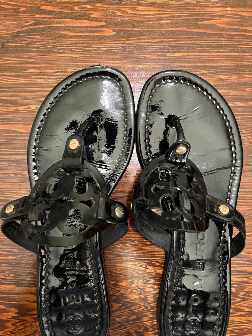 Tory Burch Black Patent Leather Logo Thong Sandals - Picture 13 of 15